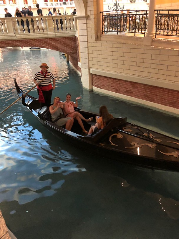 De dames varen over het Venetiaanse kanaal