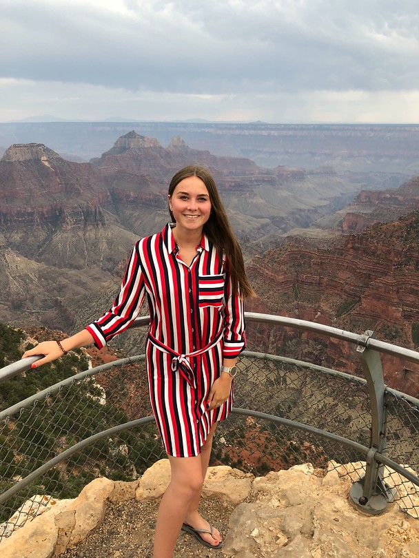Melle aan de rand van the Grand Canyon