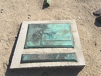 De eerder genoemde plaquette