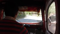 2-8-9a In de tuktuk omhoog