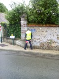 pipi dans la rue de liberte (vrije vertaling helemaal vrij om wild te plassen)