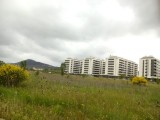 Moderne flatgebouwen aan rand van Pamplona