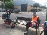 Lunch, buiten op een bankje nabij supermarkt