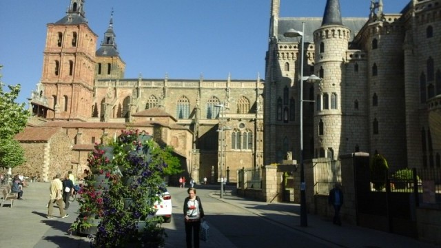 Catedral en Palacio Episcopal van Gaudi