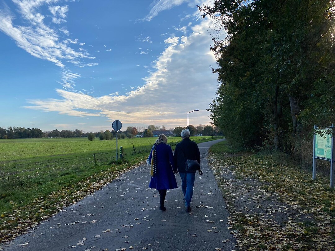 Route aanduiding op het trottoir Foto