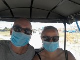 In de tuktuk - mondkapjes tegen de stof in Cambodja