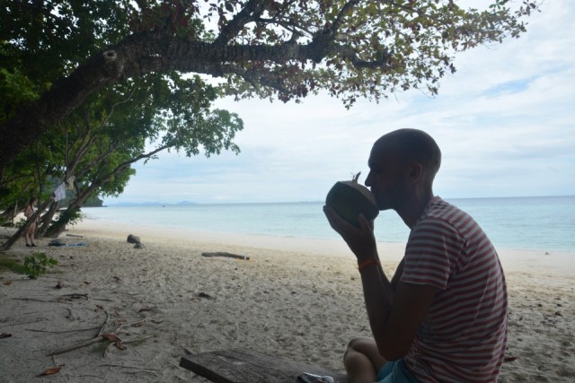 Uit een kokosnoot drinken op een onbewoond eiland!