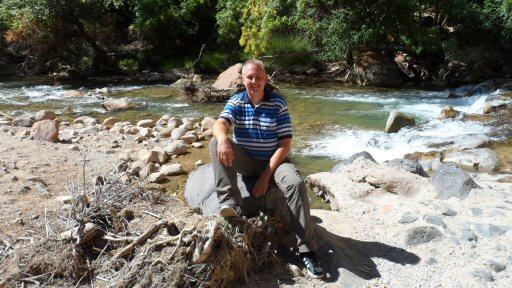 Mike bij rivier