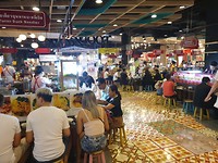 Maya shopping mal, met ook een food area..