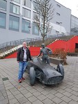 Robin bij beeld van Juan Manuel Fangio