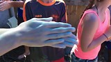 handen wassen met bladeren