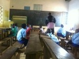 Kleine klas door regenstromen