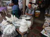 En zo hakken ze in Iran suikerklontjes.