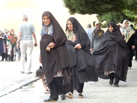 De vrouwen die Qom bezoeken zijn altijd in zwarte chador gekleed.