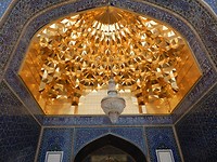 Detail van de schrijn in Qom in goud.