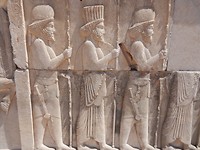 Meden brengen offers aan Darius I, koning van Persepolis.