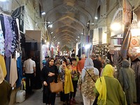 Drukte in de bazaar van Shiraz.