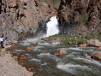 Waterval nabij Tash Rabat.