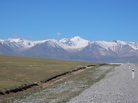 Overal in Kirgistan, waar je ook kijkt, besneeuwde bergtoppen.