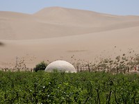 Brandend zand, zeker als je er met je blote voeten op loopt.