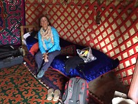 Huisvrouw in yurt rust uit na de afwas.