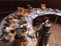 Rijk gedekte tafel in de yurt.