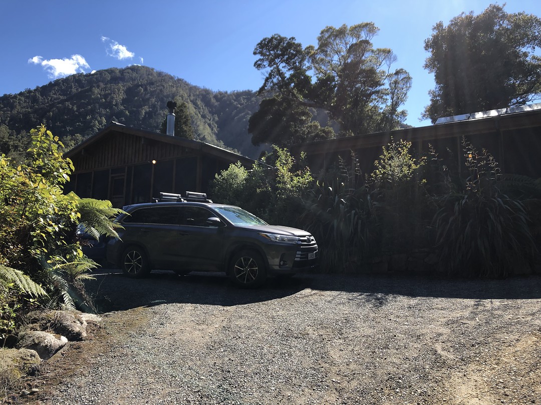 Voor de deur van de R&T lodge de auto ingepakt, klaar voor vertrek!