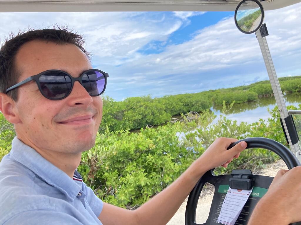 Per golfkarretje over Ambergris Caye