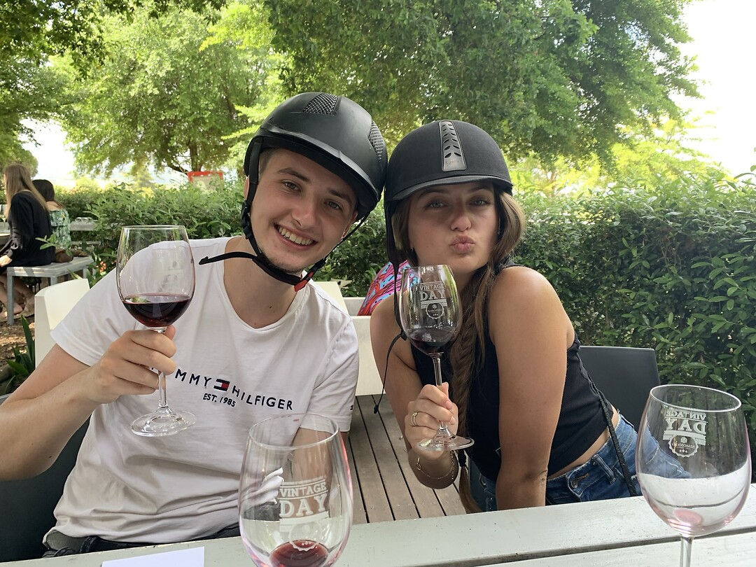 Guus en Jill aan de wijn