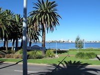 uitzicht over de Swan River en de skyline van Perth