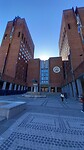 De ingang van het raadhuis van Oslo.
