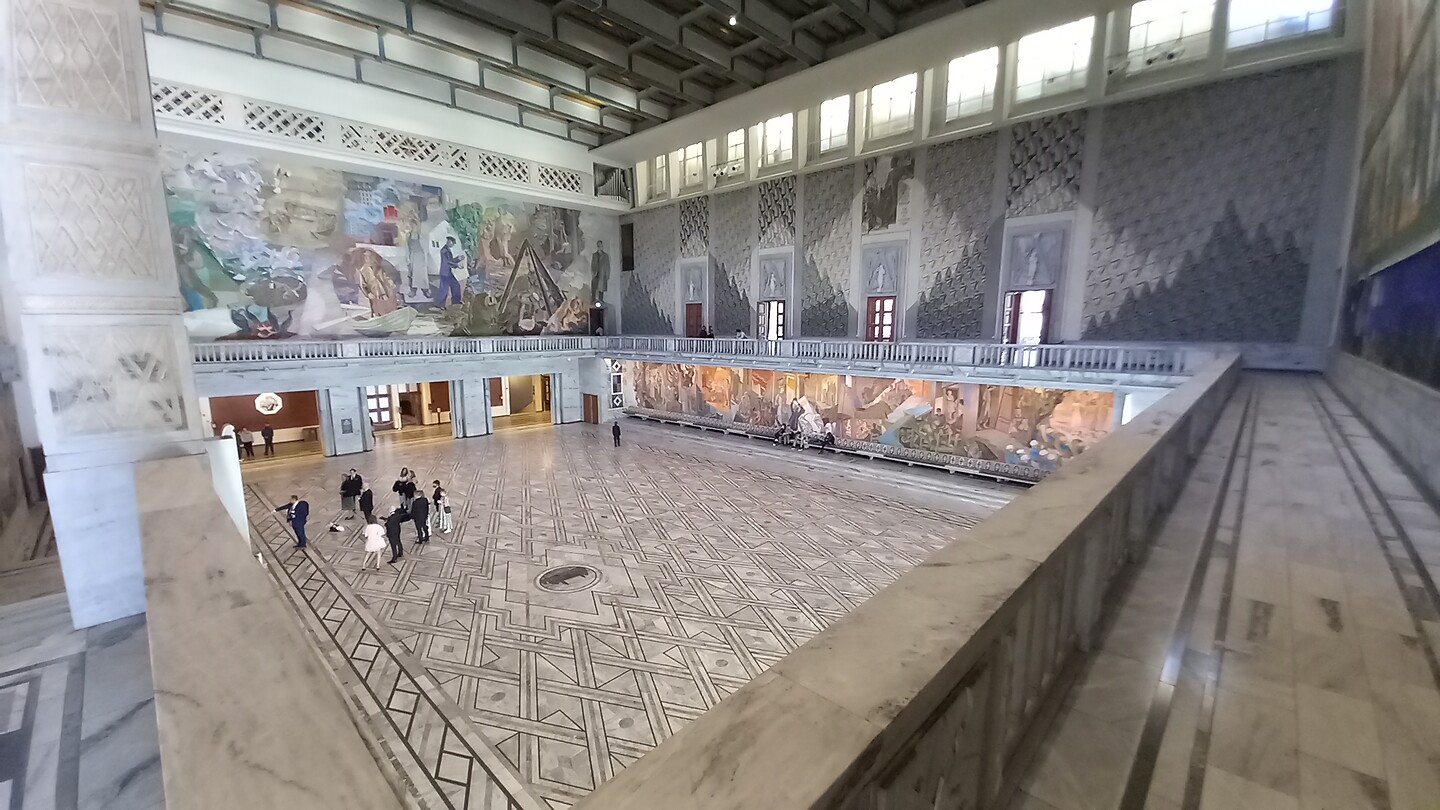 De grote zaal in het raadhuis.