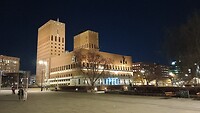 Raadhuis Oslo bij avond.