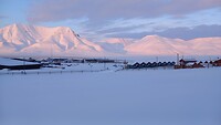 Longyearbuyen rond 18:00 uur