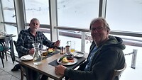 Magnus and me aan tafel