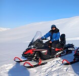 Op de sneeuwscooter