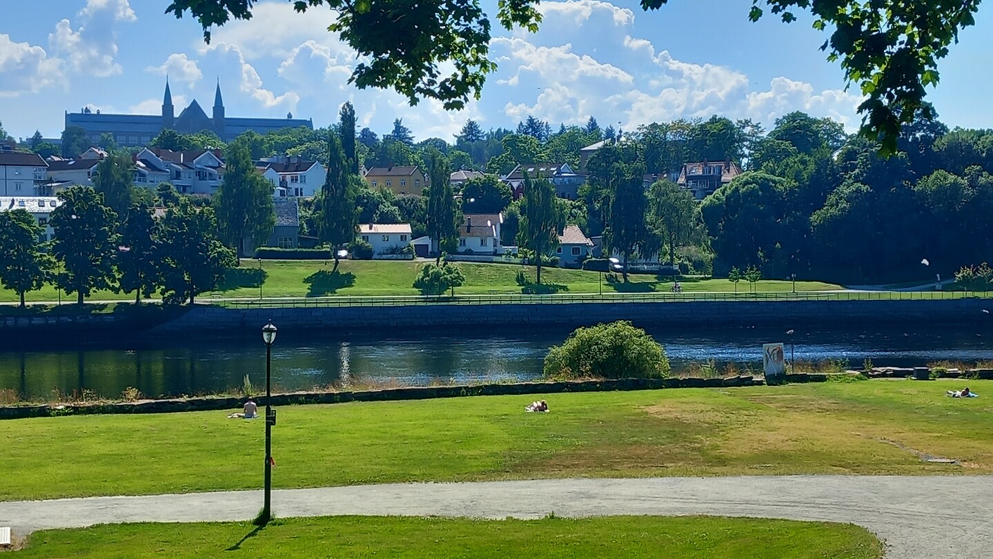 Langs de Nidelva rivier