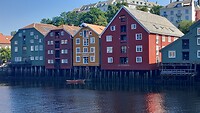 Pakhuizen langs de Nidelva rivier