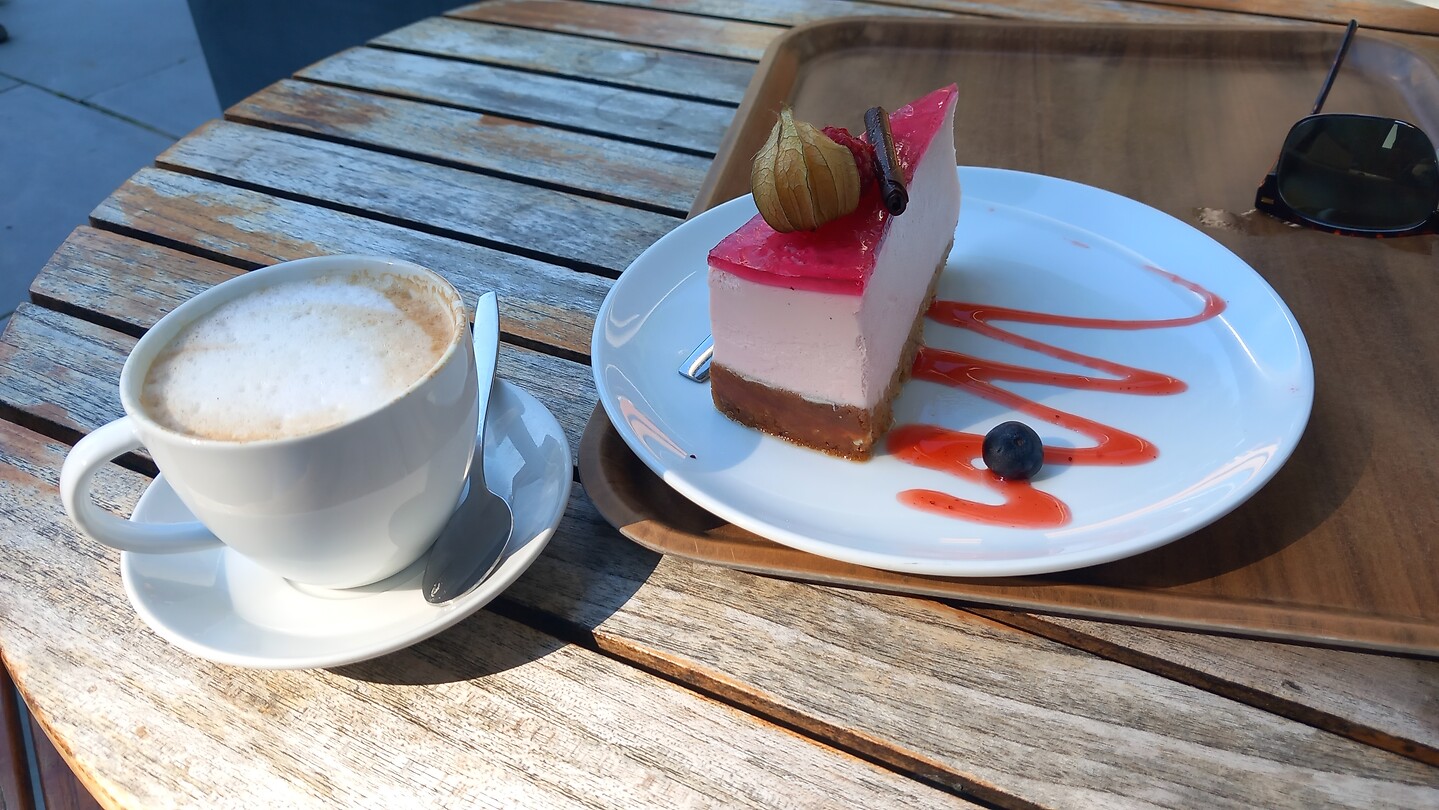 Cappuccino met cheesecake