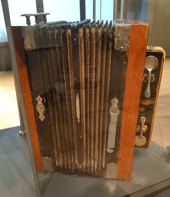 Een heel oude accordeon