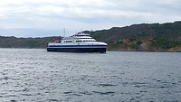 Veerboot vanaf Vaeroy vaart de haven van Bodø binnen