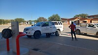 Overheidsauto bij benzinepomp