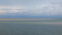 Donkere lucht boven het wad