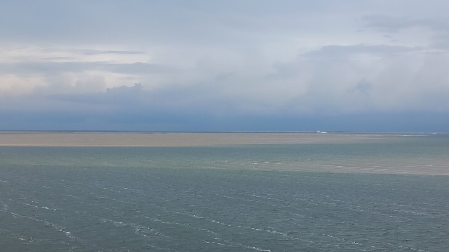 Donkere lucht boven het wad