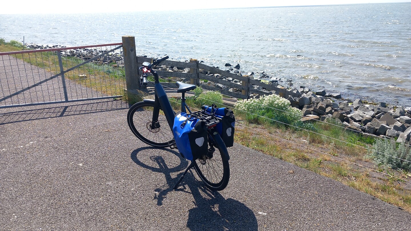 Mijn fiets op de waddendijk