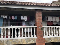 Het wasgoed van een zeldzame bewoner in Santillana de Marjo