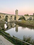Oude brug bij avondlicht in Besalu