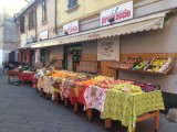 Gezellig buiten geëtaleerd fruit