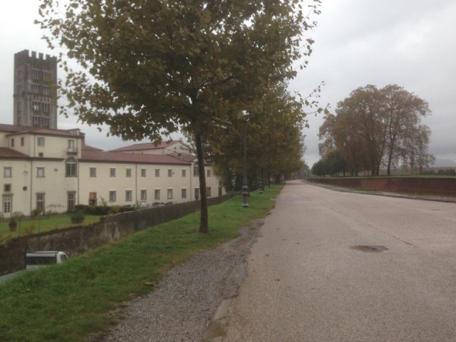 Het begin van de wandeling over de stadsmuur via porta St. Maria