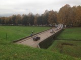Auto kunnen op diverse plekken de stad in en achter de poort is een parkeerplaats. Verder geen verke